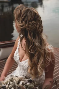 Bruid met romantisch los bruidskapsel en natuurlijke trouwkapsel styling