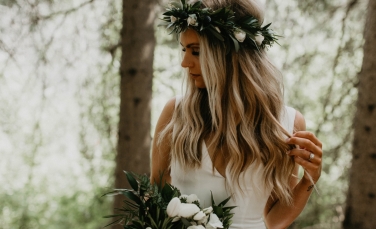 Bruid met romantisch los bruidskapsel en natuurlijke trouwkapsel styling