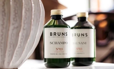 Diverse natuurlijke haarverzorgingsproducten met kruiden en plantaardige ingrediënten