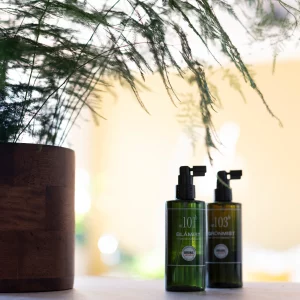 Diverse natuurlijke haarverzorgingsproducten met kruiden en plantaardige ingrediënten