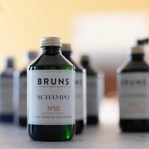 Diverse natuurlijke haarverzorgingsproducten met kruiden en plantaardige ingrediënten