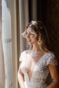 Elegant opgestoken bruidskapsel met natuurlijke beweging]