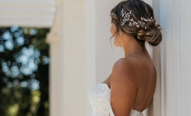 Elegant opgestoken bruidskapsel met natuurlijke beweging]