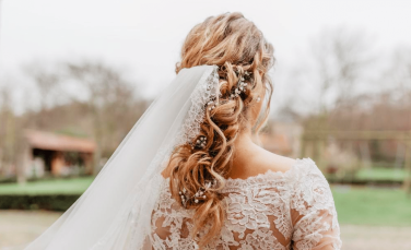 Stralend trouwen met het perfecte bruidkapsel en bruidsmakeup in Barneveld