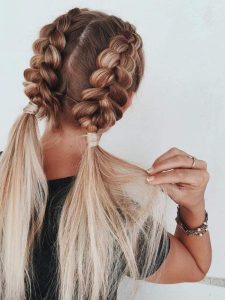 vrouw met gezond glanzend haar gebruikt natuurlijke haarverzorging